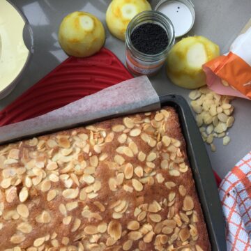 Lemon, Almond poppy seed tray bake
