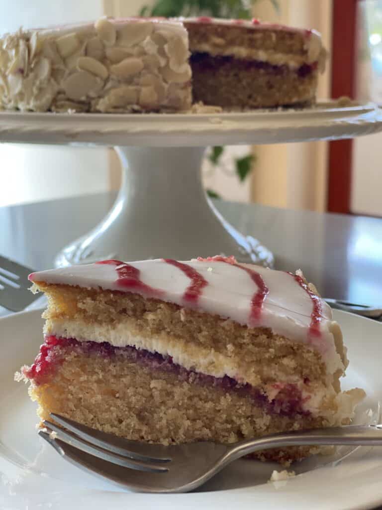 Cherry Bakewell cake recipe - BBC Food